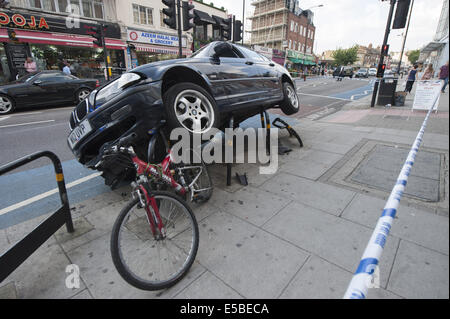 London, London, UK. 26. Juli 2014. Ein Fahrer gelang es, die Sicherheit Fahrradstellplätze in Tooting Bec, Süd-west-London zu montieren. Nach Angaben der Polizei, die niemand verletzt wurde, als die BMW auf den Bordstein und geschafft, auf das statische Bike crash steht im oberen Tooting Straße. © Lee Thomas/ZUMA Draht/Alamy Live-Nachrichten Stockfoto