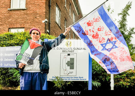 Belfast, Nordirland. 26. Juli 2014 - winkt eine junge Dame eine israelische Flagge die rote Handabdrücke drauf als Symbol für Blutflecken hat. Bildnachweis: Stephen Barnes/Alamy Live-Nachrichten Stockfoto