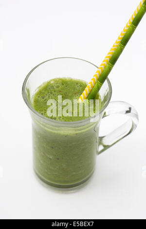 Grünen Smoothie in eine Glasschale. Stockfoto