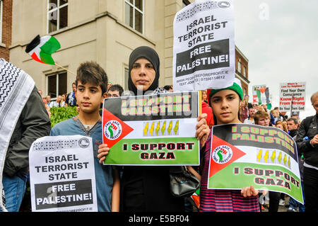 Belfast, Nordirland. 26. Juli 2014 - eine Mutter mit ihren beiden Kindern halten Plakate auf einer pro-Gaze/anti-Israeli Protestkundgebung Credit: Stephen Barnes/Alamy Live News Stockfoto