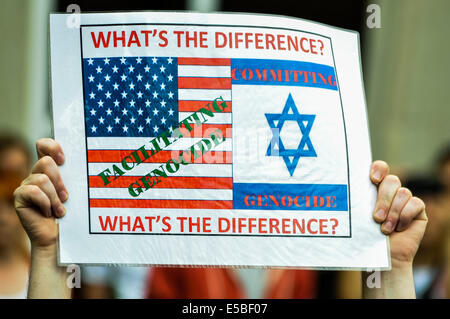 Belfast, Nordirland. 26. Juli 2014 - ein Demonstrant hält ein Plakat-Sprichwort "Was ist der Unterschied? [USA] Erleichterung des Völkermords. [Israel] Völkermord "bei einem pro-Gaze/anti-Israeli Protest Rallye Credit: Stephen Barnes/Alamy Live News Stockfoto