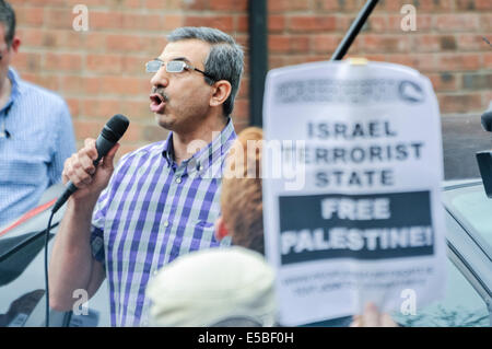 Belfast, Nordirland. 26. Juli 2014 - Dr. Raied Al-Wazzan vom islamischen Zentrum Belfast spricht auf einer pro-Gaze/anti-Israeli Protestkundgebung am U.S. Consulate General Credit: Stephen Barnes/Alamy Live News Stockfoto