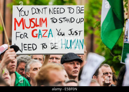Belfast, Nordirland. 26. Juli 2014 - ein Demonstrant hält ein Plakat-Sprichwort "Du musst ein Muslim aufzustehen für Gaza zu sein.  Du musst nur Mensch zu sein "bei einem pro-Gaze/anti-Israeli Protest Rallye Credit: Stephen Barnes/Alamy Live News Stockfoto
