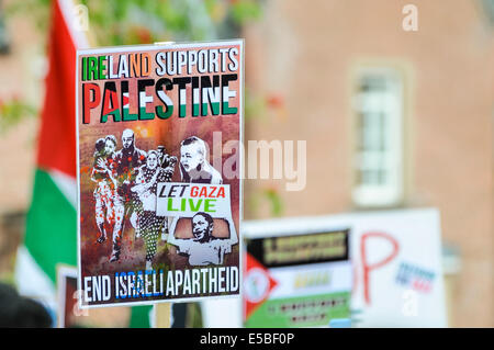 Belfast, Nordirland. 26. Juli 2014 - ein Demonstrant hält ein Plakat-Sprichwort "Irland unterstützt Palästina. Lassen Sie Gaza Läuse. Israelische Apartheid zu beenden "bei einem pro-Gaze/anti-Israeli Protest Rallye Credit: Stephen Barnes/Alamy Live News Stockfoto
