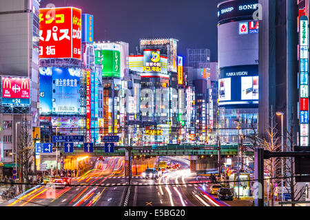 TOKYO, JAPAN - 19. März 2014: Shinjuku Bezirk nachts beleuchtet. Der Bezirk ist bekannt Nacht Lebenszentrum. Stockfoto