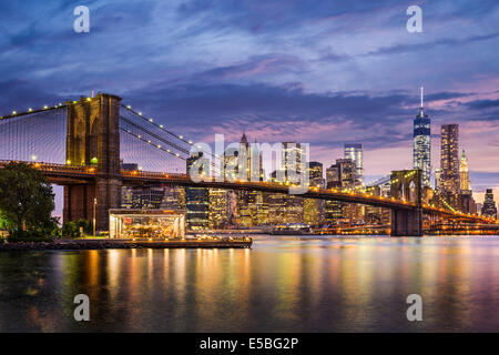 New York City, USA in der Dämmerung. Stockfoto