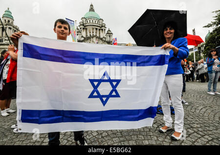 Belfast, Nordirland. 26.07.2014 - halten eine Mutter und Sohn eine israelische Flagge während der wöchentlichen Flagge Protest außerhalb der Belfast City Hall.  Sie fühlen sich die Israelis von Palästinensern in Gaza angegriffen sind. Bildnachweis: Stephen Barnes/Alamy Live-Nachrichten Stockfoto