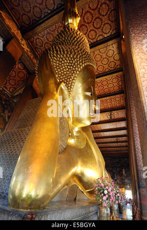 Statue des liegenden Buddha im Wat Pho Tempel in Bangkok, Thailand, Asien Stockfoto