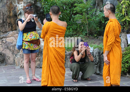 Touristen im Wat Pho Tempel Fotografieren von buddhistischen Mönchen als sie die Touristen fotografieren. Tempel Wat Pho, Bangkok Stockfoto