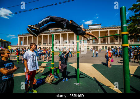 Moskau, Russland. 26. Juli 2014. Moskau City Spiele 2014 Sportfest fand an der Olympischen Sport komplexe Luzhniky in Moskau. Das Ziel der Veranstaltung ist nicht nur zur öffentlichen Unterhaltung aber Training Straße Übungen, Aufmerksamkeit des Menschen zum Sport, zum Beispiel und Errungenschaften in Extremsportarten zu demonstrieren, sowie aktiven und gesunden Lebensweise unter Jugendlichen und Senioren, gesunde und behinderte Menschen zu fördern. Internationalen Wettbewerb Training und lokalen Übungen. Bildnachweis: Alex Bilder/Alamy Live-Nachrichten Stockfoto