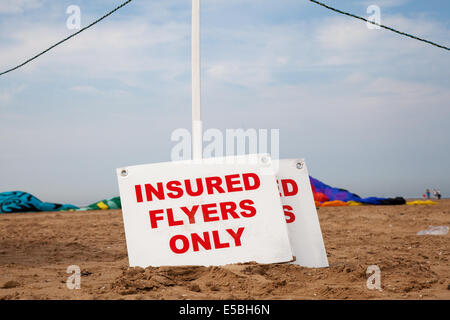 Lytham St Annes, Blackpool, 26. Juli 2014. St. Annes kite Festival. Der Himmel über St Annes Strandpromenade waren überschwemmt mit Farbe als fabelhafte Anzeige Drachen in der Luft auf den Strand in der Nähe der Pier. Das Festival zum Angebot Single Line Kites in allen Formen und Größen, ich Stockfoto