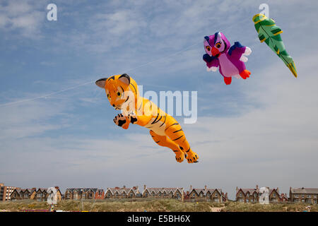 Ein Tiger-förmiger Drachen, der in Lytham St Annes, Blackpool, am 26th. Juli 2014 in den Himmel ragt. St. Annes Drachenfest. Der Himmel über der Strandpromenade von St. Annes war von Farbe überflutet, als fabelhafte Schaudrachen am Strand neben dem Pier in die Luft gingen. Das Festival zeigte einlinige Drachen in allen Formen und Größen, einschließlich fliegender Kühe, Manta Rays, einem Giant Teddy Bear, Hunden und sogar Nilpferden, zusammen mit 2-linigen und 4-linigen Stunt-Drachen. Stockfoto