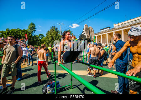 Moskau, Russland. 26. Juli 2014. Moskau City Spiele 2014 Sportfest fand an der Olympischen Sport komplexe Luzhniky in Moskau. Das Ziel der Veranstaltung ist nicht nur zur öffentlichen Unterhaltung aber Training Straße Übungen, Aufmerksamkeit des Menschen zum Sport, zum Beispiel und Errungenschaften in Extremsportarten zu demonstrieren, sowie aktiven und gesunden Lebensweise unter Jugendlichen und Senioren, gesunde und behinderte Menschen zu fördern. Internationalen Wettbewerb Training und lokalen Übungen. Bildnachweis: Alex Bilder/Alamy Live-Nachrichten Stockfoto