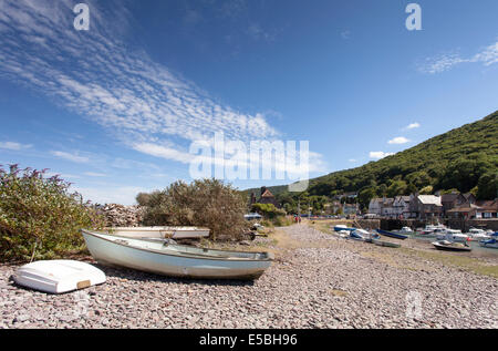 Kleine Boote legen am Kiesstrand am Porlock Weir, ein beliebtes Touristenziel im Süden Englands. Stockfoto