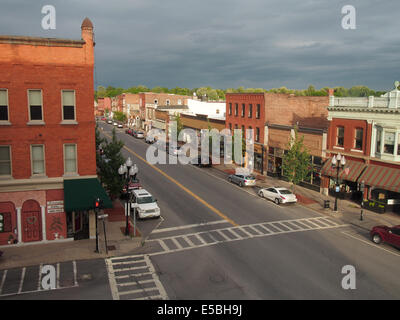 Kreuzung von Herbst und State Street bei Sonnenuntergang in Seneca Falls, NY, USA, 14. Juni 2014, © Katharine Andriotis Stockfoto