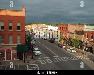 Kreuzung von Herbst und State Street bei Sonnenuntergang in Seneca Falls, NY, USA, 14. Juni 2014, © Katharine Andriotis Stockfoto