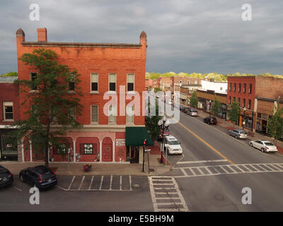 Kreuzung von Herbst und State Street bei Sonnenuntergang in Seneca Falls, NY, USA, 14. Juni 2014, © Katharine Andriotis Stockfoto