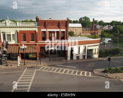 Kreuzung von Herbst und Wasser Straßen bei Sonnenuntergang in Seneca Falls, NY, USA, 14. Juni 2014, © Katharine Andriotis Stockfoto