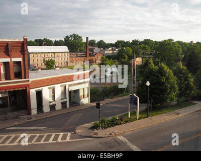 Kreuzung von Herbst und Wasser Straßen bei Sonnenuntergang in Seneca Falls, NY, USA, 14. Juni 2014, © Katharine Andriotis Stockfoto