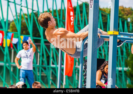 Moskau, Russland. 26. Juli 2014. Moskau City Spiele 2014 Sportfest fand an der Olympischen Sport komplexe Luzhniky in Moskau. Das Ziel der Veranstaltung ist nicht nur zur öffentlichen Unterhaltung aber Training Straße Übungen, Aufmerksamkeit des Menschen zum Sport, zum Beispiel und Errungenschaften in Extremsportarten zu demonstrieren, sowie aktiven und gesunden Lebensweise unter Jugendlichen und Senioren, gesunde und behinderte Menschen zu fördern. Internationalen Wettbewerb Training und lokalen Übungen. Bildnachweis: Alex Bilder/Alamy Live-Nachrichten Stockfoto