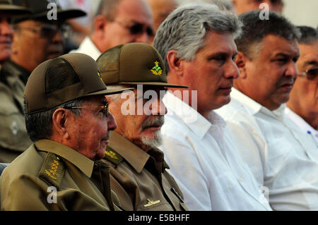 Artemisa, Kuba. 26. Juli 2014. Der Präsident von Kuba, Raul Castro(1st L) besucht die Gedenkfeier des landesweiten Aufstand, in das Mausoleum der Märtyrer in Artemisa Stadt, Provinz Havanna, Kuba, am 26. Juli 2014. Am 26. Juli 1953 war der Beginn der kubanischen Revolution unter der Leitung von Fidel Castro. Bildnachweis: Str/Xinhua/Alamy Live-Nachrichten Stockfoto