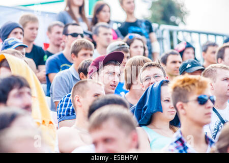 Moskau, Russland. 26. Juli 2014. Moskau City Spiele 2014 Sportfest fand an der Olympischen Sport komplexe Luzhniky in Moskau. Das Ziel der Veranstaltung ist nicht nur zur öffentlichen Unterhaltung aber Training Straße Übungen, Aufmerksamkeit des Menschen zum Sport, zum Beispiel und Errungenschaften in Extremsportarten zu demonstrieren, sowie aktiven und gesunden Lebensweise unter Jugendlichen und Senioren, gesunde und behinderte Menschen zu fördern. Internationalen Wettbewerb Training und lokalen Übungen. Zuschauer. Bildnachweis: Alex Bilder/Alamy Live-Nachrichten Stockfoto