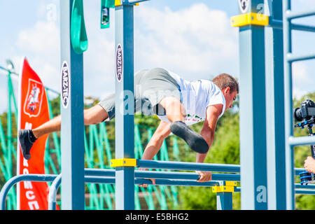 Moskau, Russland. 26. Juli 2014. Moskau City Spiele 2014 Sportfest fand an der Olympischen Sport komplexe Luzhniky in Moskau. Das Ziel der Veranstaltung ist nicht nur zur öffentlichen Unterhaltung aber Training Straße Übungen, Aufmerksamkeit des Menschen zum Sport, zum Beispiel und Errungenschaften in Extremsportarten zu demonstrieren, sowie aktiven und gesunden Lebensweise unter Jugendlichen und Senioren, gesunde und behinderte Menschen zu fördern. Internationalen Wettbewerb Training und lokalen Übungen. Bildnachweis: Alex Bilder/Alamy Live-Nachrichten Stockfoto