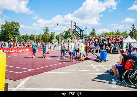 Moskau, Russland. 26. Juli 2014. Moskau City Spiele 2014 Sportfest fand an der Olympischen Sport komplexe Luzhniky in Moskau. Das Ziel der Veranstaltung ist nicht nur zur öffentlichen Unterhaltung aber Training Straße Übungen, Aufmerksamkeit des Menschen zum Sport, zum Beispiel und Errungenschaften in Extremsportarten zu demonstrieren, sowie aktiven und gesunden Lebensweise unter Jugendlichen und Senioren, gesunde und behinderte Menschen zu fördern. Street-Basketball-Bereich durch das Luschniki-Stadion. Bildnachweis: Alex Bilder/Alamy Live-Nachrichten Stockfoto