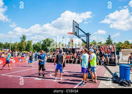 Moskau, Russland. 26. Juli 2014. Moskau City Spiele 2014 Sportfest fand an der Olympischen Sport komplexe Luzhniky in Moskau. Das Ziel der Veranstaltung ist nicht nur zur öffentlichen Unterhaltung aber Training Straße Übungen, Aufmerksamkeit des Menschen zum Sport, zum Beispiel und Errungenschaften in Extremsportarten zu demonstrieren, sowie aktiven und gesunden Lebensweise unter Jugendlichen und Senioren, gesunde und behinderte Menschen zu fördern. Street-Basketball-Bereich durch das Luschniki-Stadion. Bildnachweis: Alex Bilder/Alamy Live-Nachrichten Stockfoto