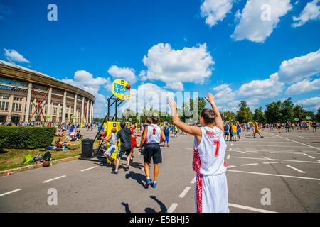 Moskau, Russland. 26. Juli 2014. Moskau City Spiele 2014 Sportfest fand an der Olympischen Sport komplexe Luzhniky in Moskau. Das Ziel der Veranstaltung ist nicht nur zur öffentlichen Unterhaltung aber Training Straße Übungen, Aufmerksamkeit des Menschen zum Sport, zum Beispiel und Errungenschaften in Extremsportarten zu demonstrieren, sowie aktiven und gesunden Lebensweise unter Jugendlichen und Senioren, gesunde und behinderte Menschen zu fördern. Street-Basketball-Bereich durch das Luschniki-Stadion. Bildnachweis: Alex Bilder/Alamy Live-Nachrichten Stockfoto