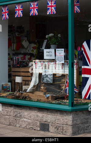 Leyburn, UK. 26. Juli 2014. Leyburn 1940 Wochenende ist ein Themenwochenende basierend auf eine typisch englische Stadt in den 1940er Jahren. Leute kleiden sich in der Kleidung und Stile der Zeit. Es gibt Darstellungen von historischen und antiken Fahrzeuge und Musik, Gesang und Tanz der Ära. Bildnachweis: David praktischen/Alamy Live-Nachrichten Stockfoto