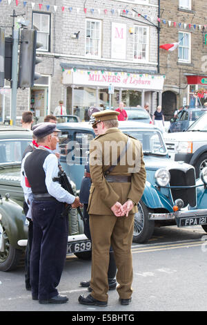 Leyburn, UK. 26. Juli 2014. Leyburn 1940 Wochenende ist ein Themenwochenende basierend auf eine typisch englische Stadt in den 1940er Jahren. Leute kleiden sich in der Kleidung und Stile der Zeit. Es gibt Darstellungen von historischen und antiken Fahrzeuge und Musik, Gesang und Tanz der Ära. Bildnachweis: David praktischen/Alamy Live-Nachrichten Stockfoto