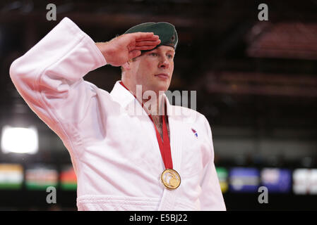 SECC, Glasgow, Schottland, Großbritannien, Samstag, Juli 2014. Der schottische Christopher Sherrington begrüßt die Menge, nachdem er bei den Commonwealth Games in Glasgow 2014 im Judo-Finale der Männer mit über 100 kg Gold gewonnen hat Stockfoto