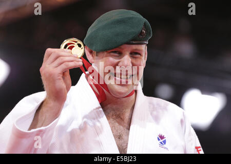 SECC, Glasgow, Schottland, Großbritannien, Samstag, Juli 2014. Der schottische Christopher Sherrington feiert den Goldsieg im Judo-Finale der Männer mit einem Gewicht von über 100 kg bei den Commonwealth Games in Glasgow 2014 Stockfoto