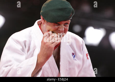 SECC, Glasgow, Schottland, Großbritannien, Samstag, Juli 2014. Der schottische Christopher Sherrington feiert den Goldsieg im Judo-Finale der Männer mit einem Gewicht von über 100 kg bei den Commonwealth Games in Glasgow 2014 Stockfoto