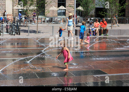 Denver Colorado USA 26. Juli 2014. Kinder spielen auf dem Splash Pad an der Union Station Eröffnungsfeier.  Union Station der Öffentlichkeit zum ersten Mal seit Beginn der Renovierung im Jahr 2008 eröffnet. Bildnachweis: Ed Endicott/Alamy Live-Nachrichten Stockfoto