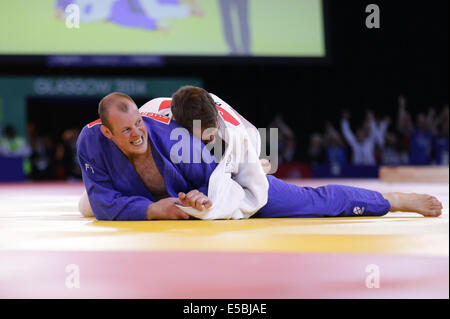 SECC, Glasgow, Schottland, Großbritannien, Samstag, Juli 2014. Der schottische Christopher Sherrington in Blau feiert den Goldsieg im Judo-Finale der Männer mit über 100 kg gegen Ruan Snyman in Weiß von Südafrika bei den Commonwealth Games in Glasgow 2014 Stockfoto