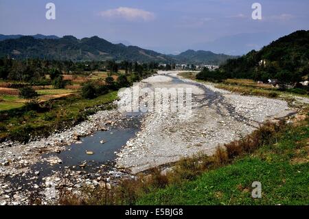 BAI LU TOWN, CHINA: Blick entlang der fast trocken Jian Jiang Flussbett mit seinen glatten weißen Steinen gefüllt Stockfoto