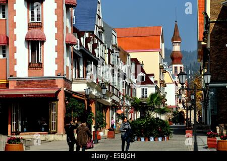 BAI LU / SICHUAN, CHINA: Blick nach Norden auf die Hauptstraße des Dorfes Sino-Französisch Stockfoto