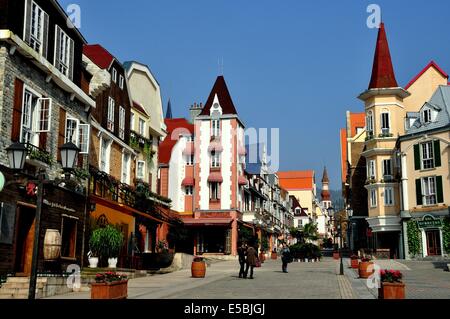 BAI LU / SICHUAN, CHINA: Blick nach Norden auf die Hauptstraße des Dorfes Sino-Französisch Stockfoto