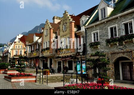 BAI LU TOWN, CHINA: Blick entlang der Hauptstraße mit seinen französischen und flämischen Gebäuden Stockfoto