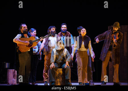 Piemont, Provinz Turin, Italien. 25. Juli 2014. Grugliasco Le Serre Performance "Timber" durch kanadisches Unternehmen Cirque Alfonse Credit: Wirklich einfach Star/Alamy Live-Nachrichten Stockfoto