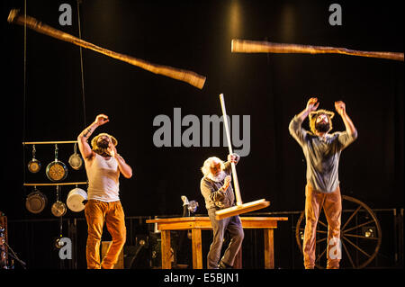 Piemont, Provinz Turin, Italien. 25. Juli 2014. Grugliasco Le Serre Performance "Timber" durch kanadisches Unternehmen Cirque Alfonse Credit: Wirklich einfach Star/Alamy Live-Nachrichten Stockfoto