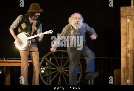 Piemont, Provinz Turin, Italien. 25. Juli 2014. Grugliasco Le Serre Performance "Timber" durch kanadisches Unternehmen Cirque Alfonse Credit: Wirklich einfach Star/Alamy Live-Nachrichten Stockfoto