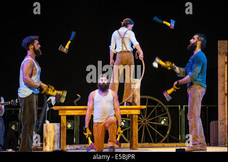 Piemont, Provinz Turin, Italien. 25. Juli 2014. Grugliasco Le Serre Performance "Timber" durch kanadisches Unternehmen Cirque Alfonse Credit: Wirklich einfach Star/Alamy Live-Nachrichten Stockfoto