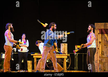 Piemont, Provinz Turin, Italien. 25. Juli 2014. Grugliasco Le Serre Performance "Timber" durch kanadisches Unternehmen Cirque Alfonse Credit: Wirklich einfach Star/Alamy Live-Nachrichten Stockfoto