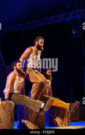 Piemont, Provinz Turin, Italien. 25. Juli 2014. Grugliasco Le Serre Performance "Timber" durch kanadisches Unternehmen Cirque Alfonse Credit: Wirklich einfach Star/Alamy Live-Nachrichten Stockfoto