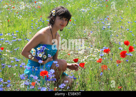 Schöne teenage Mädchen lächelnd in einem Mohnfeld Stockfoto