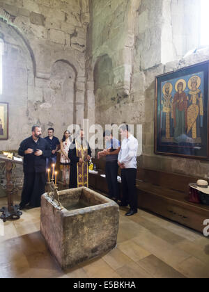 Kleiner Junge getauft in der Swetizchoweli-Kathedrale. 26. Juli 2014. Swetizchoweli-Kathedrale ist eine georgische orthodoxe Kathedrale befindet sich in der historischen Stadt Mzcheta in Georgien, 20 Kilometer (12 Meile) nordwestlich von der Hauptstadt Tiflis. © Igor Golovniov/ZUMA Draht/Alamy Live-Nachrichten Stockfoto