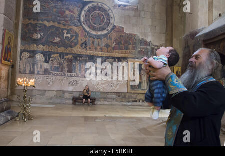 Kleiner Junge getauft in der Swetizchoweli-Kathedrale. 26. Juli 2014. Swetizchoweli-Kathedrale ist eine georgische orthodoxe Kathedrale befindet sich in der historischen Stadt Mzcheta in Georgien, 20 Kilometer (12 Meile) nordwestlich von der Hauptstadt Tiflis. © Igor Golovniov/ZUMA Draht/Alamy Live-Nachrichten Stockfoto